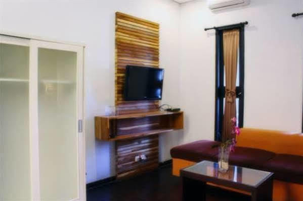 Puri Minggiran Guesthouse Yogya Джокьякарта Экстерьер фото